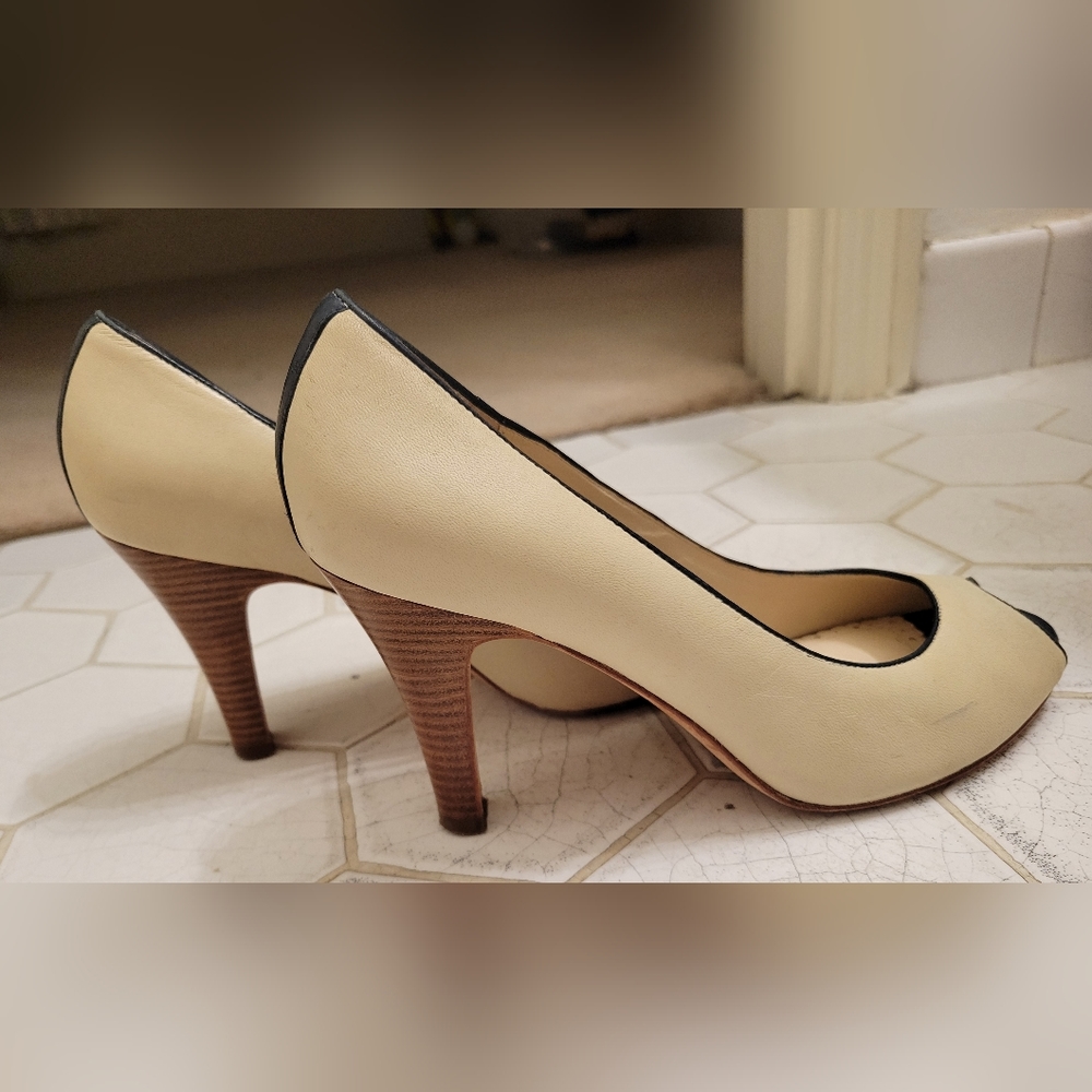 Brooks Brothers Ivorycream leather highhil shoes with open toes. Pre-owned. Size